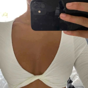 Vit topp - Säljer då den ej används längre. Köpt ifrån shein. (lånade bilder)