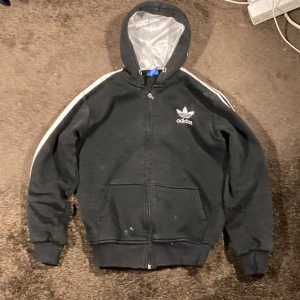 Adidas zip hoodie  - Sjukt snygg adidas zip hoodie . Storlek är small , hoodien har silke i luvan och tryck på både ryggen och luvan . Pris kan diskuteras och kontakta gärna innan du köper 🙏🙏