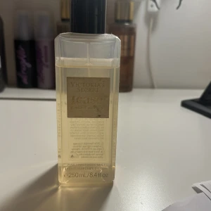 Victorias secret body mist - Den är använd några gånger därav priset🤍 Fint skick!