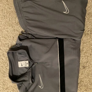 Nike tracksuit - Nike tracksuit köpt från JD i Paris. Bra kvalite. Oanvänd. Storlek L