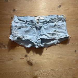 Hollister short lågmidjade  - Säljer dessa Lågmidjade hollister i s💕hör av er vid fler frågor💕säljer + frakten💕