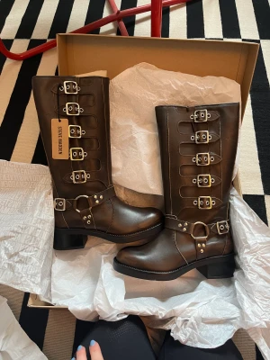 Steve Madden boots  - Eftersom returen kostade 400 testar jag att sälja bootsen här istället! Helt nya, endast testade en gång. nypris: 2799kr 🥰  Bilderna med outfits visar stilinspirationen jag tänkte till men det är med miu miu boots, dessa är de mest ”liknande” dem!! 