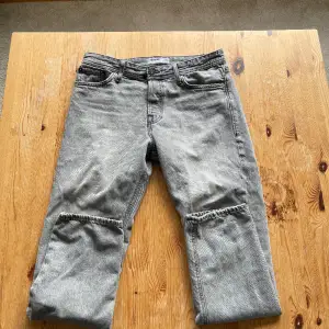 Säljer ett par fina gråa jeans som passar dig perfekt till våren och sommaren  Storlek - 31x32  Jeansen är använda men fel på dem  Tagen dör bak börjar bli sliten men inget farligt 