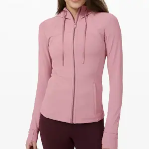 Intressekoll på min rosa lululemon jacket i bra skick, den är lite smått nopprig men bara längs armarna! Skriv för fler bilder!💘Nypris 1500kr!