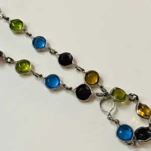 Halsband  - Vackert halsband med rhinestones i fina färger  Saknar två rhinestones  Okänt material 