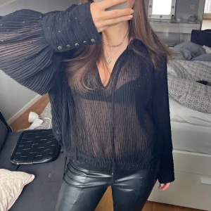 Zara blus - Säljer denna snygga blus från zara