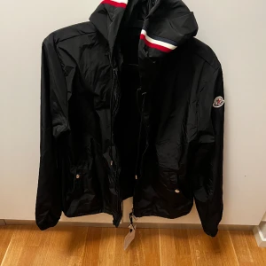 Moncler vindjacka  - Den är helt ny aldrig använt storlek L passar lika bra som storlek M. Moncler märket skannar 