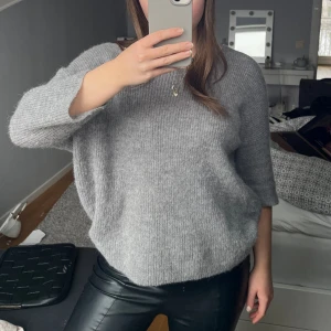 Stickad tröja  - Säljer denna stickade tröja med trekvartsärm från soaked in luxury. 