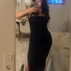 Svart klänning 🩷 - Säljer då jag har 2 av samma! Storlek 36! Aldrig använd 🥰