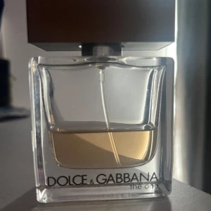 Dolce & Gabbana the one - Säljer min parfym som jag inte använder längre. Det är cirka 15ml kvar. Den är bra till sommaren. Vid snabb affär kan pris diskuteras.