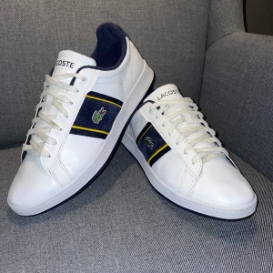 Lacoste skor  -  Säljer mina Lacoste sneakers storlek 42,5 men passar som 43. Som ni ser på bilden så är de i mycket bra skick.  Köpte de på Zalando för ett tag sedan men på senaste har de bara stått i vägen. Tveka inte på att skicka ett DM för frågor!