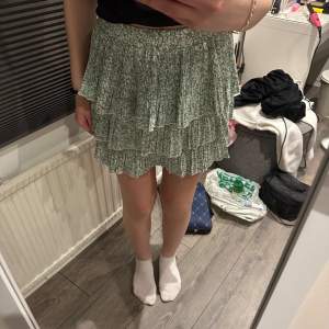 Grön kjol från shein som aldrig är använd