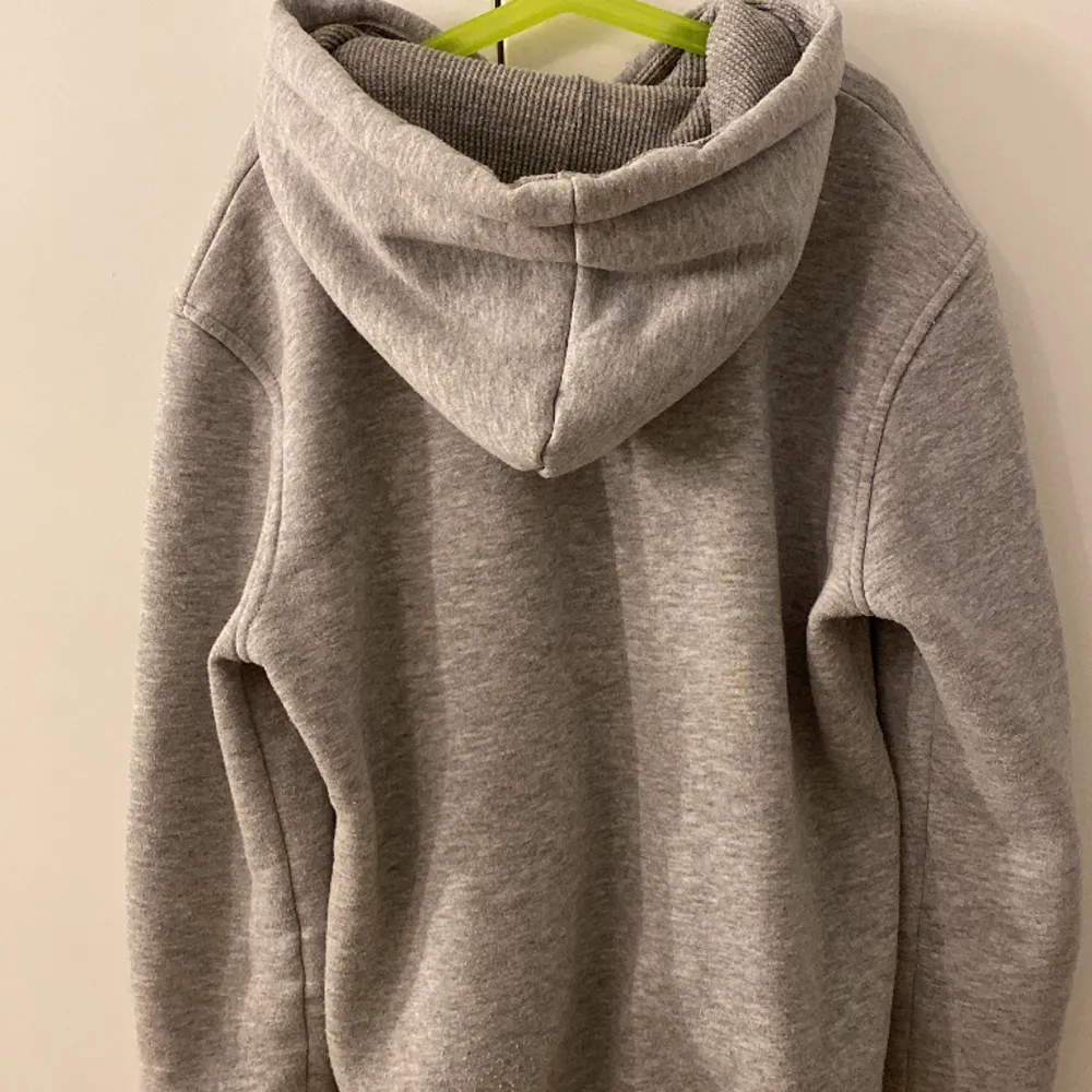 Säljer denna fina hoodie i stl M men liten i storlek så mer som Xs/S. Hoodies.