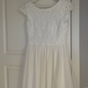 Studentklänning  - Superfin klänning, endast använd 1 gång, passar perfekt till student eller annat evenemang.