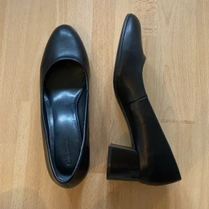 Låga klackar - Svarta, cool klack och i toppskick. Tyvärr var dom för stora för mig så varsågod och köp mina drömskor😓💘 