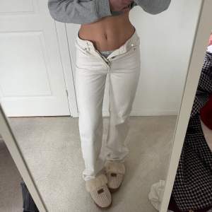 As snygga vita / beigea jeans som tyvärr har blivit för små. Midjan är midrise och de är något långa på mig som är 163, därav lite smått slitna precis i slutet av benen. 