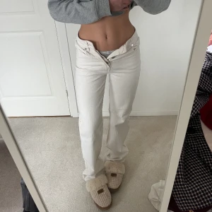 Vita straight leg jeans  - As snygga vita / beigea jeans som tyvärr har blivit för små. Midjan är midrise och de är något långa på mig som är 163, därav lite smått slitna precis i slutet av benen. 