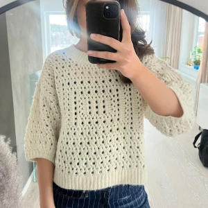 Zara tröja - Jättesöt vit, zara tröja. Bra skick men är lite sliten på höger axel (bild 2). 