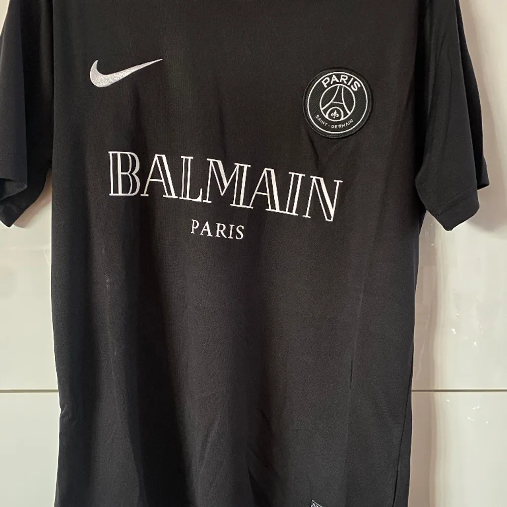 PSG balmain fotbollströja i toppkvalitet finns nu i storlekarna S-L. Följ oss på Instagram och tipsa oss med tröjor du vill ha . T-shirts.