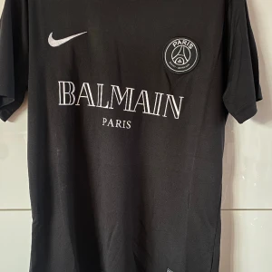 PSG BALMAIN - PSG balmain fotbollströja i toppkvalitet finns nu i storlekarna S-L. Följ oss på Instagram och tipsa oss med tröjor du vill ha 