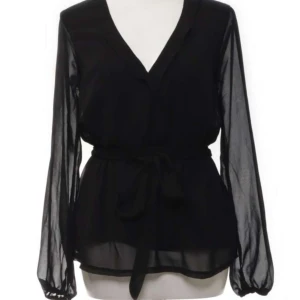 Blus  - Bandet i midjan är finns ej kvar som är på bilden, några trådar som gått upp men inget som märks av🩷