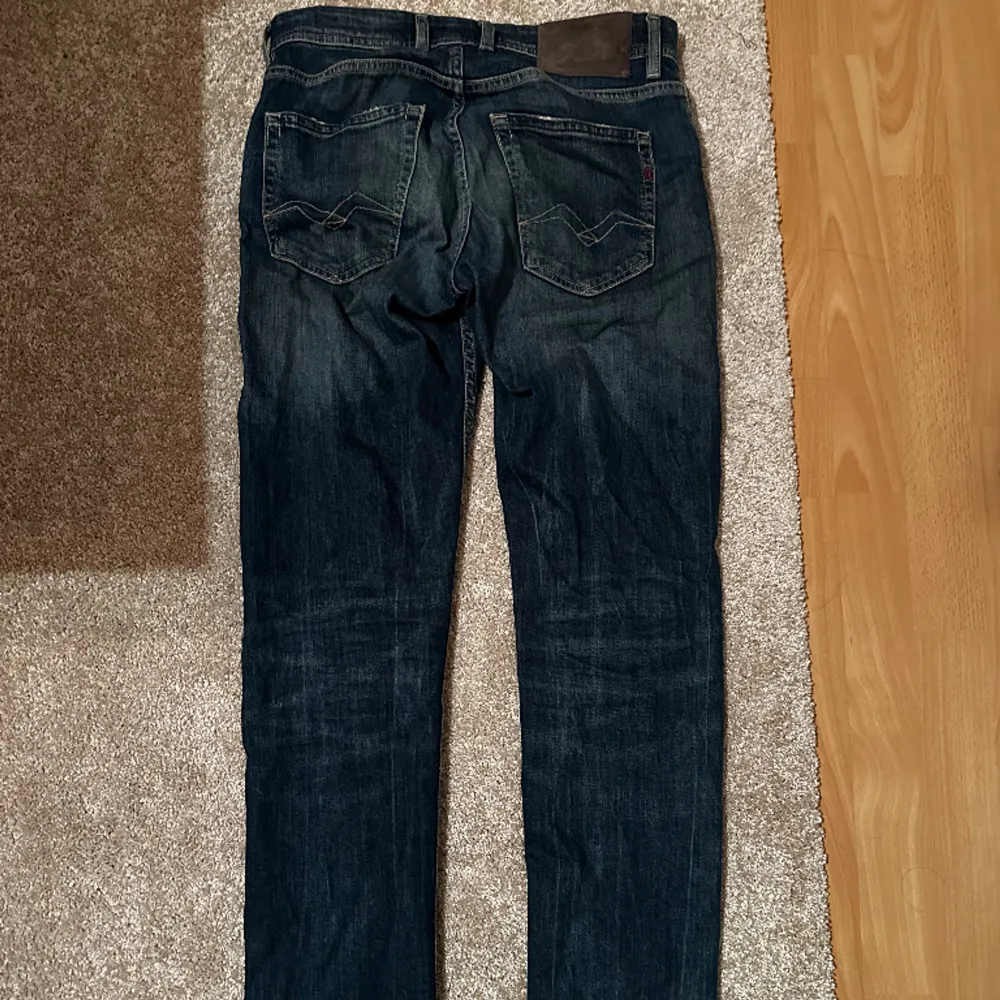 Riktigt feta replay jeans som jag nu säljer. Skicket är 9/10 inga defekter eller så. Mörkblåa och priset är endast 349kr. Kontakta vid frågor så fixar vi något!. Jeans & Byxor.