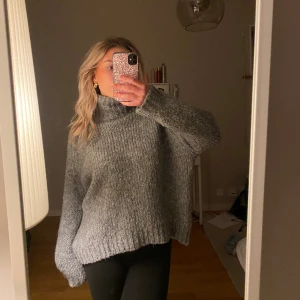 Grå polo tröja - Grå stickad polo från zara!! Jättebra skick🥰🥰