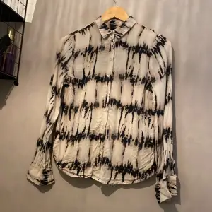 Säljer denna blus från Gina Tricot i storlek 34