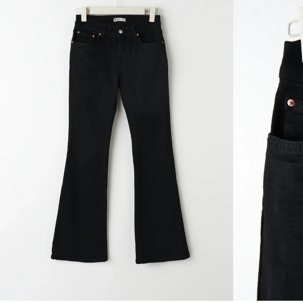 Helt nya low waist bootcut jeans från Gina Tricot i storlek 38. Tyvärr för stora för mig och kan ej lämna tillbaka då jag köpte de för mer än ett halvår sen🩷Nypris 499:- . Jeans & Byxor.