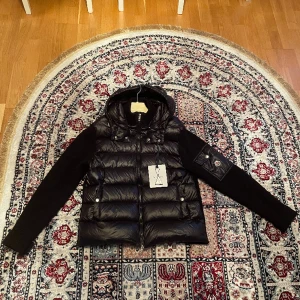 Moncler Tricot Cardigan - Hej! Säljer nu min helt nya samt oanvända Moncler Cardigan då jag köpt en ny och inte längre använder denna. Storlek XL men är mindre i storlek. Alla tillbehör medföljer. Priset kan diskuteras vid snabb affär.  Finns i Arboga 