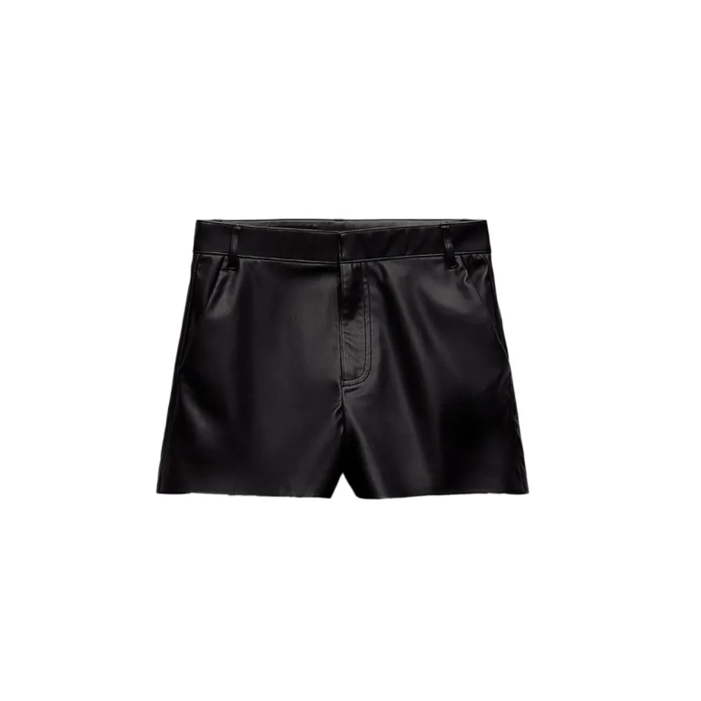 !! Inte såld !! Populära Zara shortsen som inte säljs längre! Helt oanvända med lappen på🤩🤩 Säljer då en annan storlek passade bättre☀️☀️. Shorts.