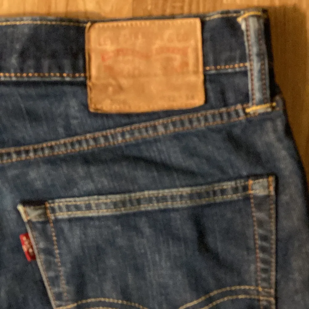 Väldigt fina Levis jeans  ser ut som nya. . Jeans & Byxor.
