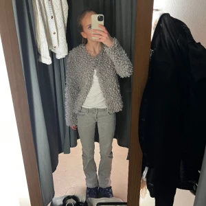 Grå pälsjacka - Grå pälsjacka i jättebra skick för bra pris, skriv för fler bilder eller frågor