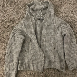 Stickad hoodie - Superfin stickad hoodie som inte kommer till användning💕