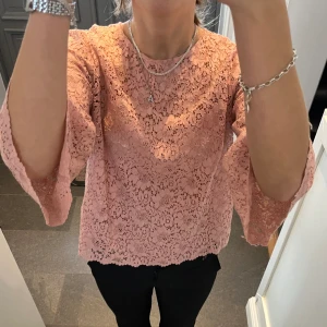 Rosa spetsblus från Zara - Rosa blus i spets från Zara. Fint skick. Storlek S, passar även M. Använd gärna köp nu!