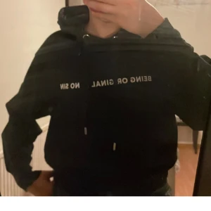 Hugo boss x Frida Kahlo hoodie  - Bra skick, oskadad, jätte fin och bekväm och sitter så bra, knappt använd, köpt ny för 1199kr