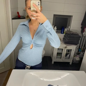 Glittrig topp - Säljer denna super fina middags/fest topp