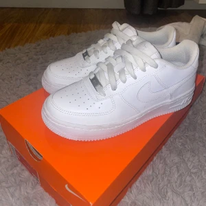 Nike airforce  - Helt nya Nike Airforce i storlek 36.5 men funkar som 37 då jag har det. Endast använda 3 gånger så de är i ny skick! 