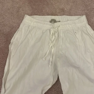Vita lågmidjade linnebyxor  - Utsvängda och i bra skick 