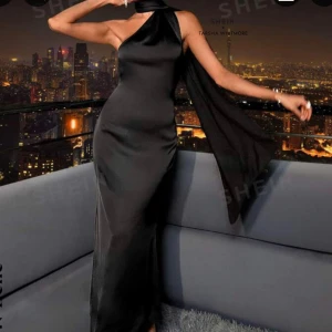 Svart balklänning  - Svart balklänning/långklänning. Endast använd 1 gång🖤