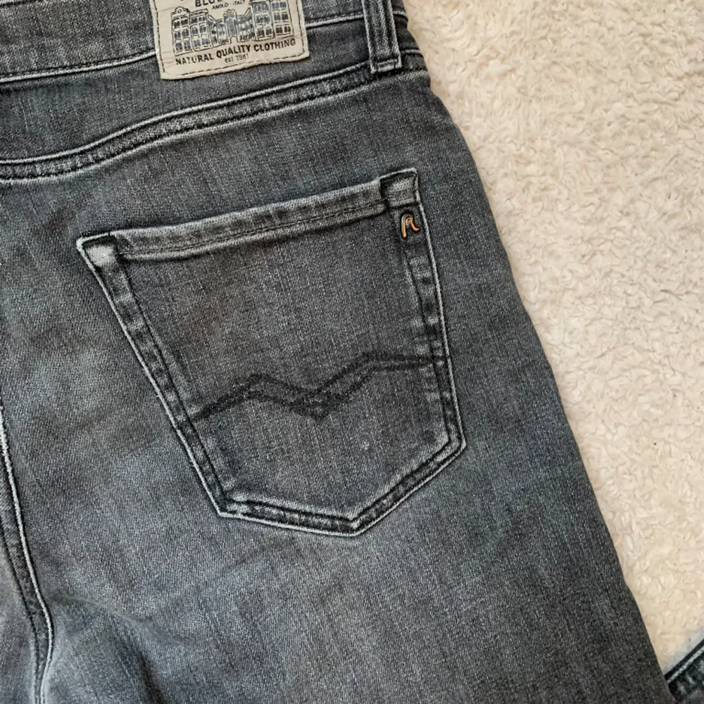 Ett par grå Replay jeans i storlek 14 . Jeans & Byxor.