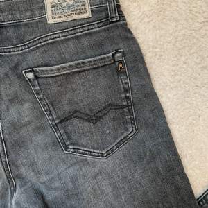 Ett par grå Replay jeans i storlek 14 