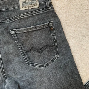 Replay jeans  - Ett par grå Replay jeans i storlek 14 