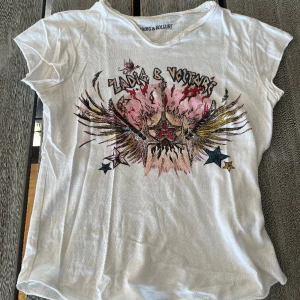 Zadig & voltaire t-shirt - Super fin t- shirt som passar perfekt till lågmidjade jeans, säljer pågrund av att den är för liten 