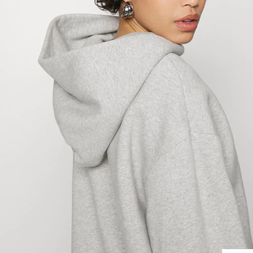 Oversized hoodie i storlek s men passar m också! Köpt för 789 kr på Zalando där den nu är slutsåld , nästan helt oanvänd 💙. Hoodies.