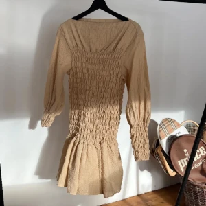 H&M klänning med stretch  - Säljer denna H&M klänning i stl S men passar XS-M❣️ går ungefär till låren, skriv för fler bilder👐🏼