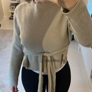 Tröja med snörning  - Stickad tröja ingen grön färg med snörning 🩷🫶