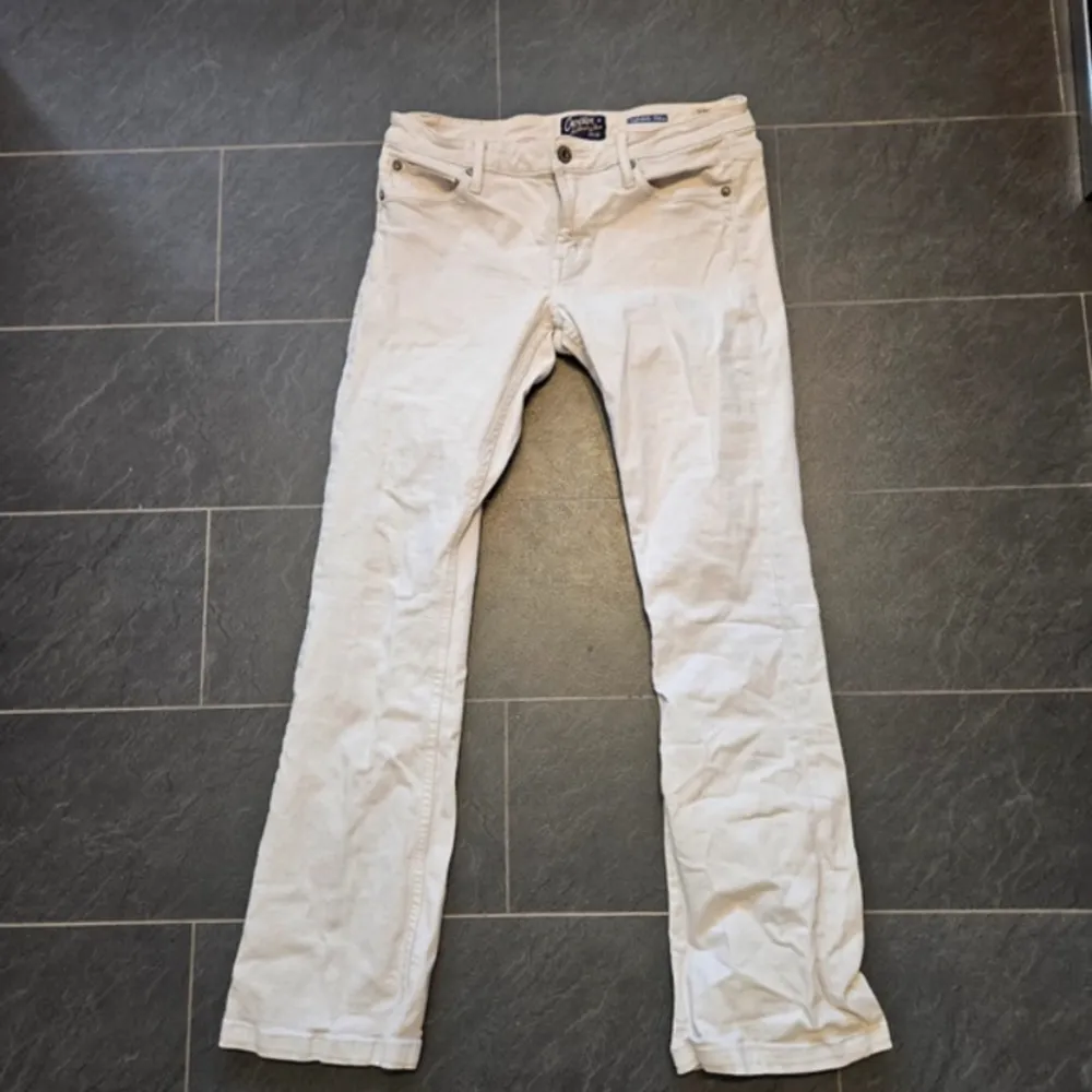 Hej säljer dessa vida jeans då dom tyvärr inte kommer till andvändning, pris kan absolut diskuteras❣️. Jeans & Byxor.
