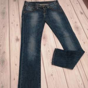 Säljer dessa superfina lågmidjade jeans då de är för små för mig tyvärr. Storlek: W28 L32 Använd gärna köp nu funktionen💕