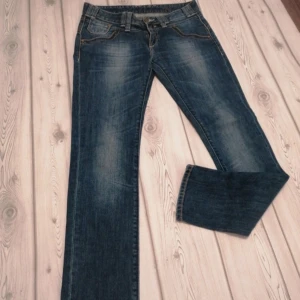 Low waisted jeans - Säljer dessa superfina lågmidjade jeans då de är för små för mig tyvärr. Storlek: W28 L32 Använd gärna köp nu funktionen💕